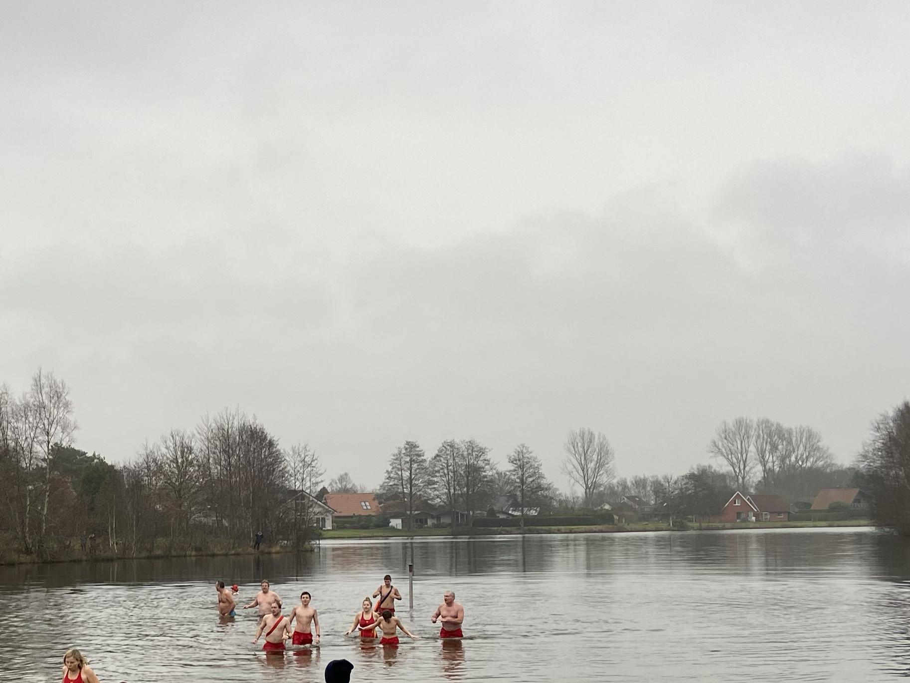 Badende beim Anbaden im Sieverner See